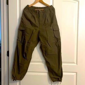 Uniqlo Unisex Wide-Fit Parachute Cargo Pants M Olive